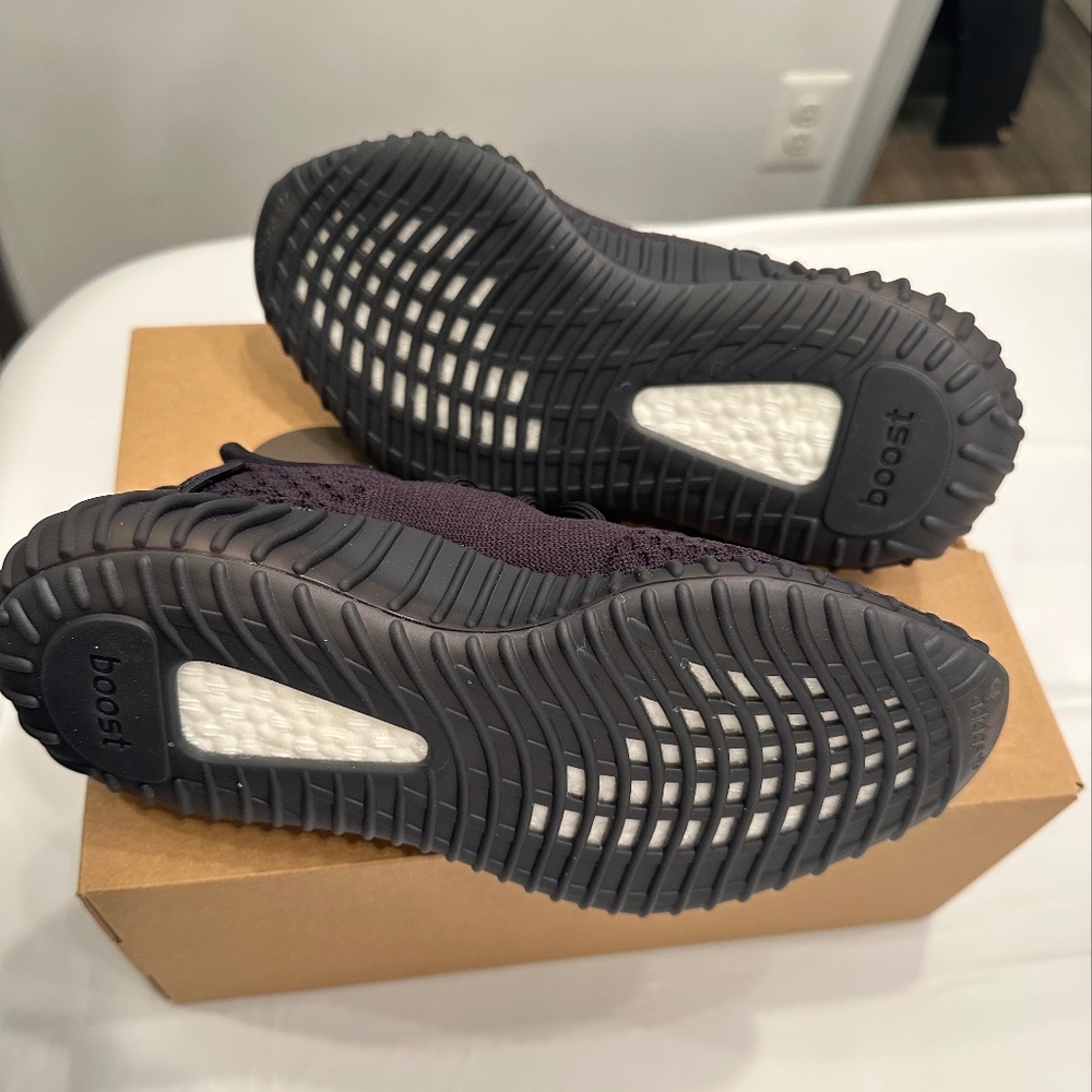 Adidas Yeezy Boost 350 V2 in color Onyx - Picture 5 of 6
